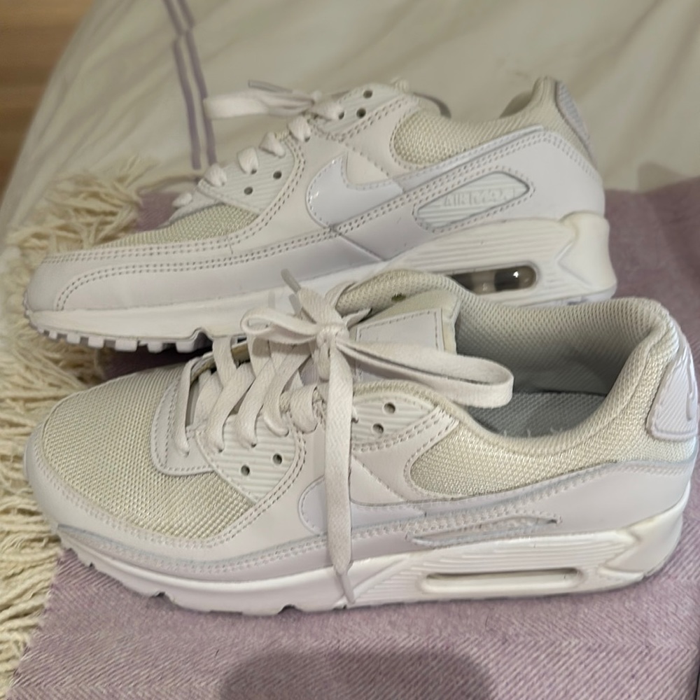 NEVER WORN NIKE AIR MAXES